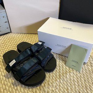 [New] Suicoke Moto-Cab-PT02 Navy Paisley Sandals